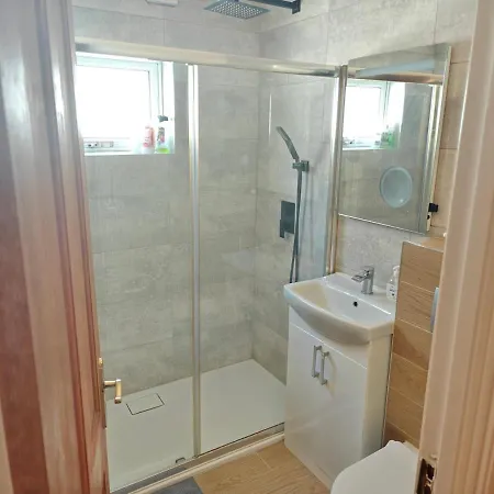 4 Bed House 9 Adults *