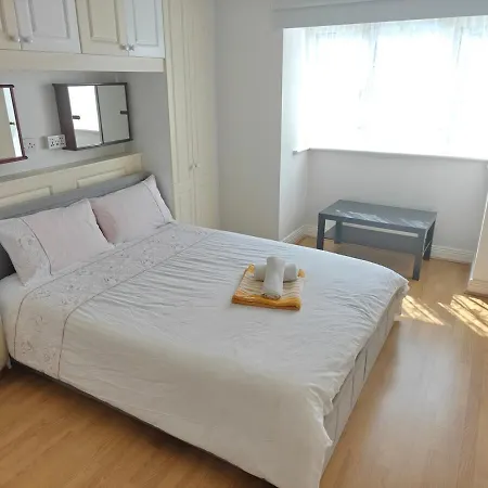 4 Bed House 9 Adults