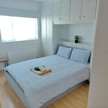 Apartment 4 Bed House 9 Adults