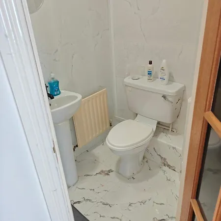 4 Bed House 9 Adults 公寓 *