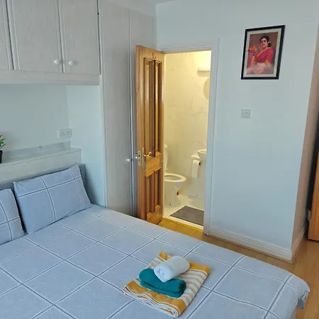 4 Bed House 9 Adults Apartment *